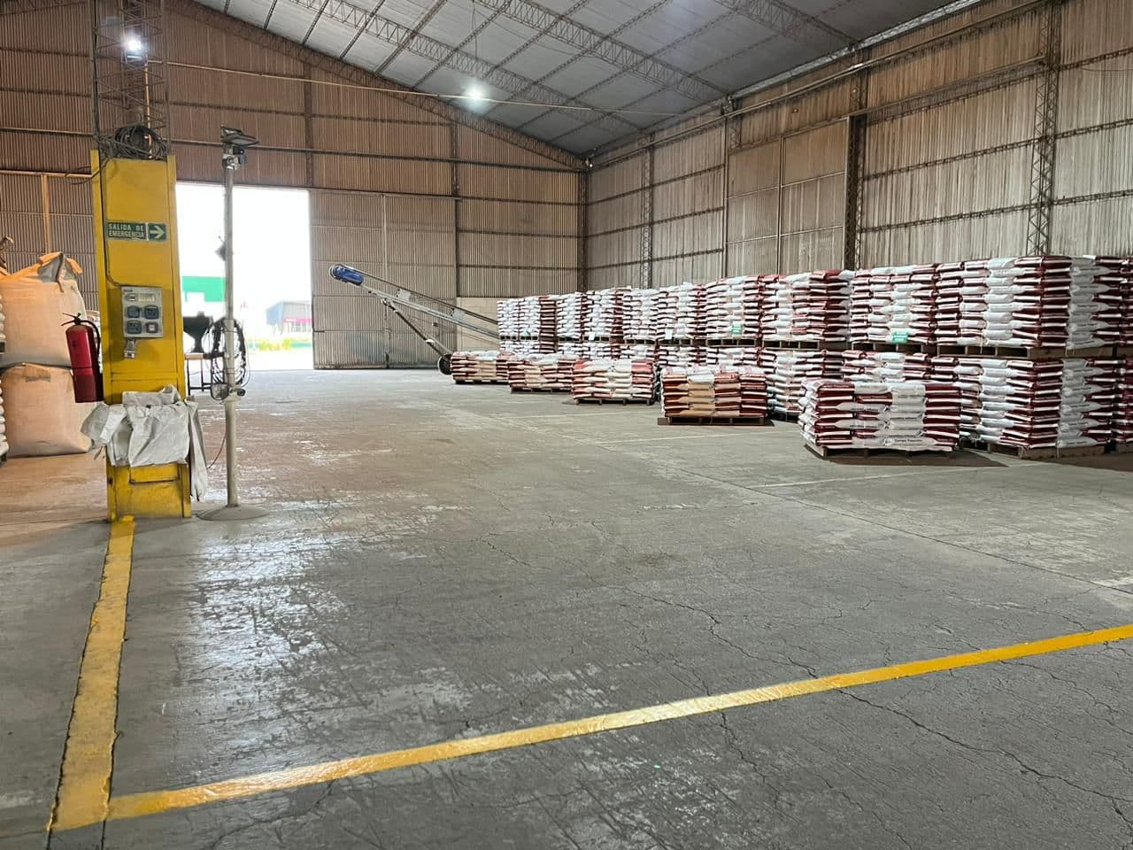 Depósito de Viel Agro Global con pallets de especialidades listos para exportación